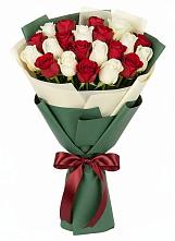 Букет Микс из красных и белых роз в Морозовске