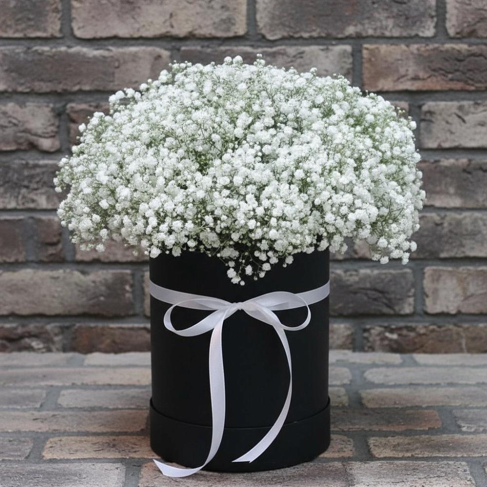 Цветочная композиция из Гипсофила в шляпной коробке в Морозовске