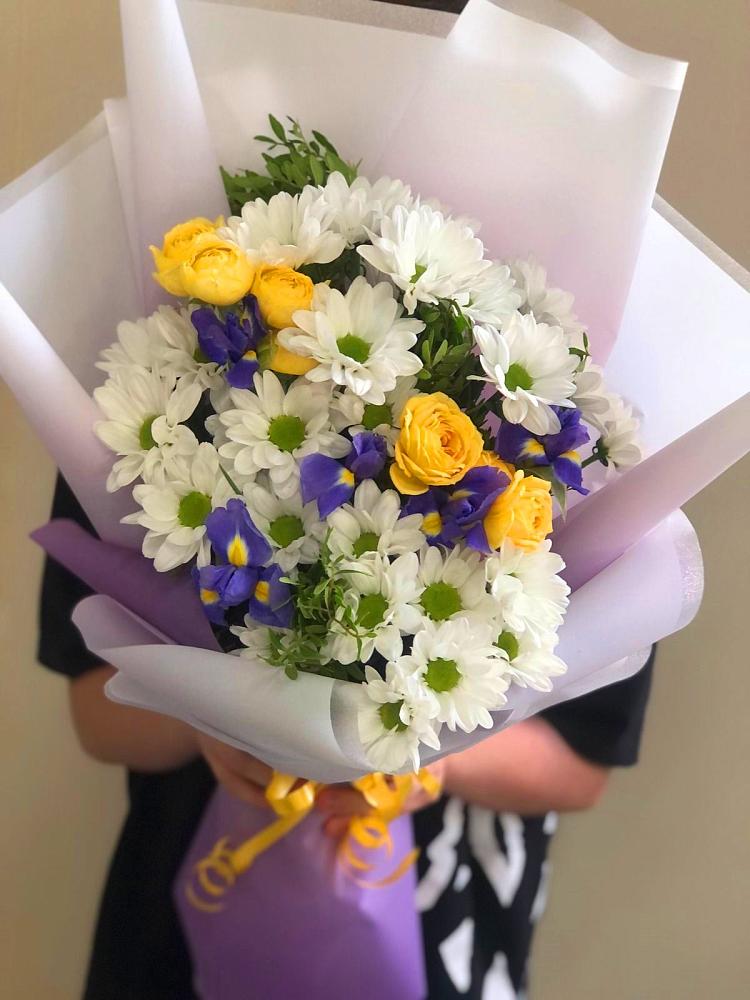 Букет цветов из: Ирисы, Хризантемы и Розы в Морозовске