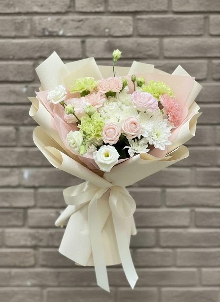 Букет цветов из: Гвоздики, Розы, Лизиантусы и Хризантемы в Морозовске