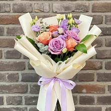 Букет цветов из:  Лизиантусы и Розы в Морозовске