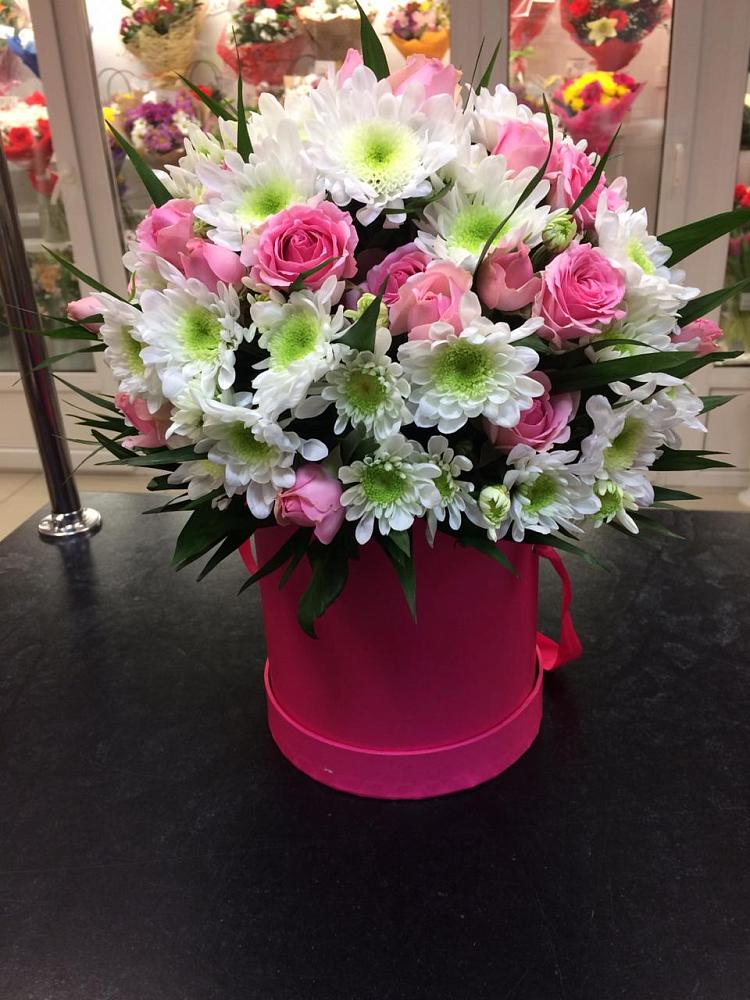 Цветочная композиция из Розы и Хризантемы в шляпной коробке в Морозовске