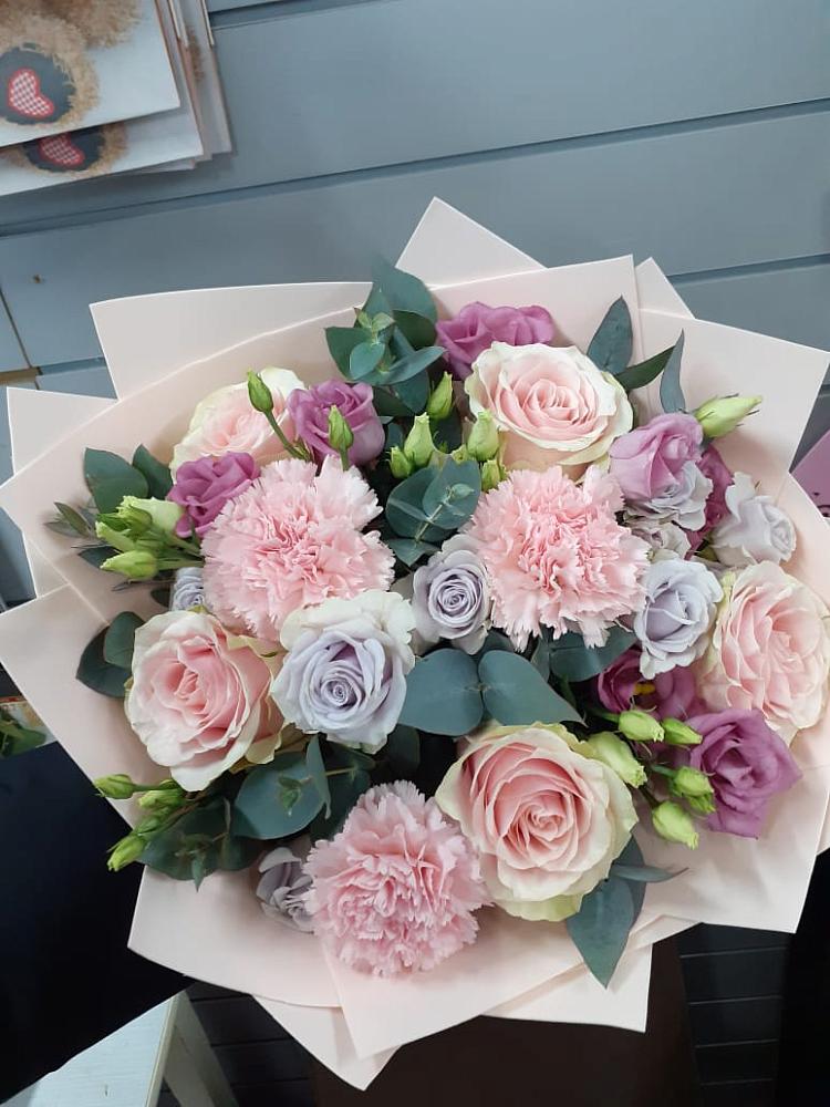 Букет цветов из: Розы, Гвоздики и Лизиантусы в Морозовске